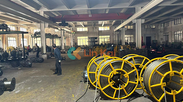 Ningbo Lingkai Electric Power Equipment Co., Ltd. wysyła do Malezji wysokiej jakości liny stalowe przeznaczone do naciągania i ciągnięcia przewodów