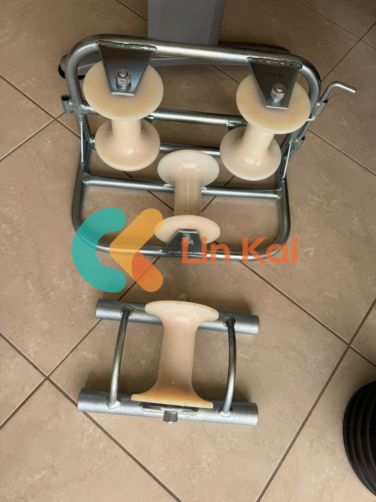 Jakie są główne funkcje rolki uziemiającej kabel?